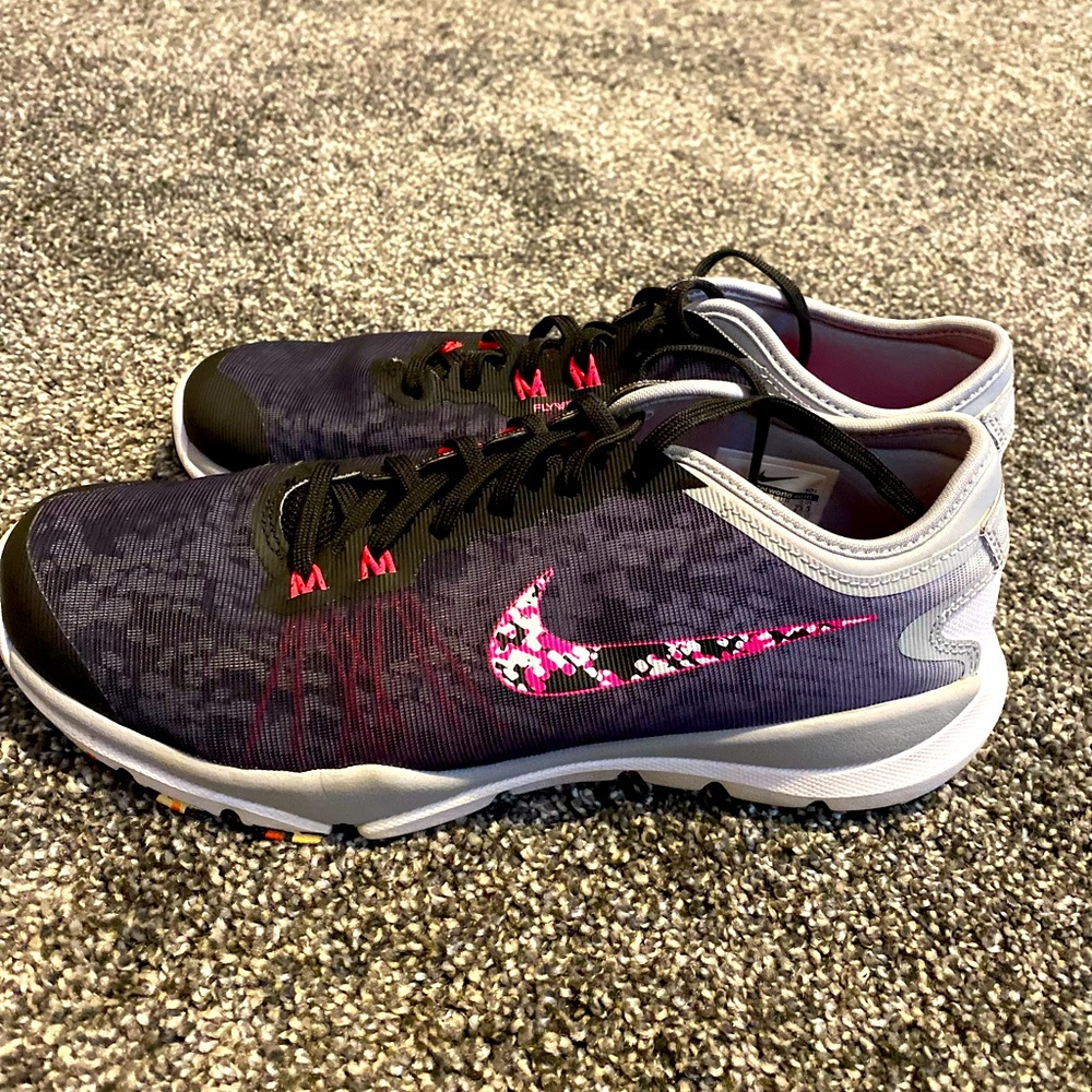 Women’s Nike 8.5 Flex supreme TR4 tennis shoes.